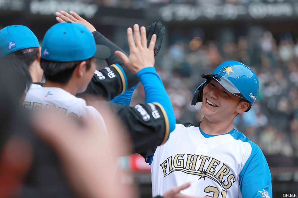 8回裏、ライトスタンドへ一発を放つ清宮選手04