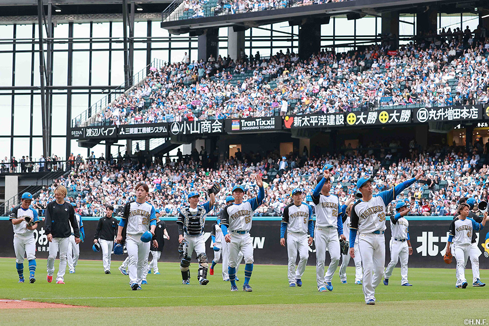 ファンに手を振る選手たち