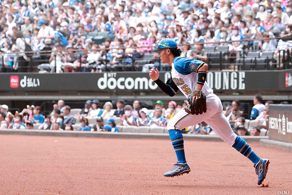 1回表の守備に向かう細川選手