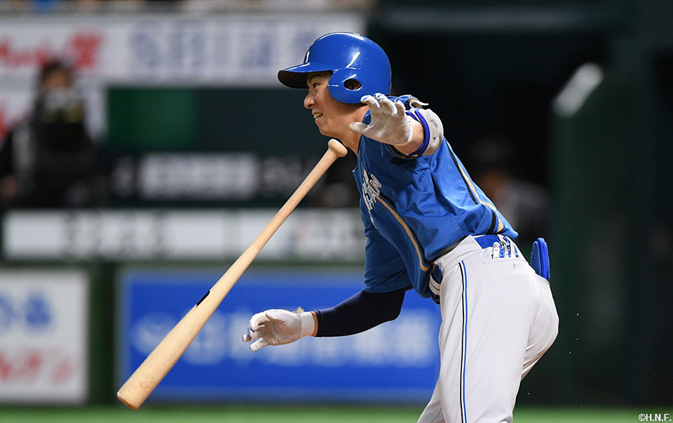 1回表、レフトへヒットを放つ松本剛選手