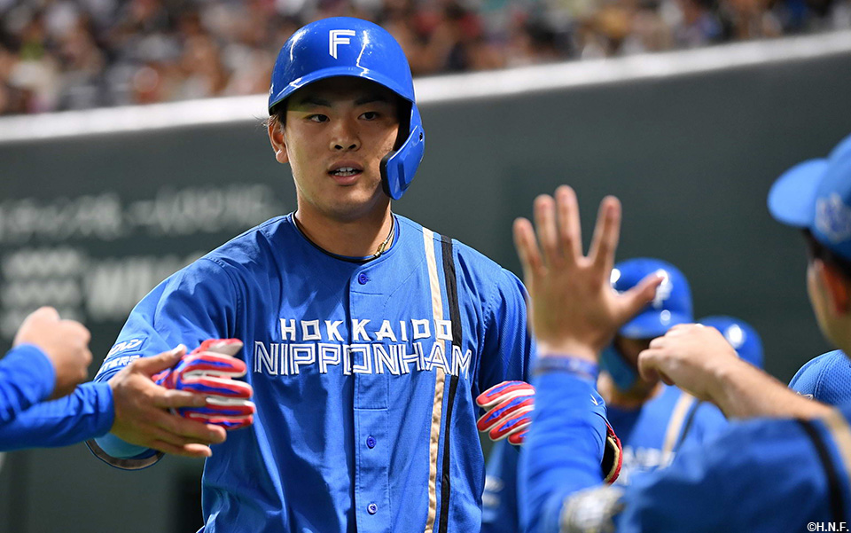 1回表、先制3ランを放つ野村選手02