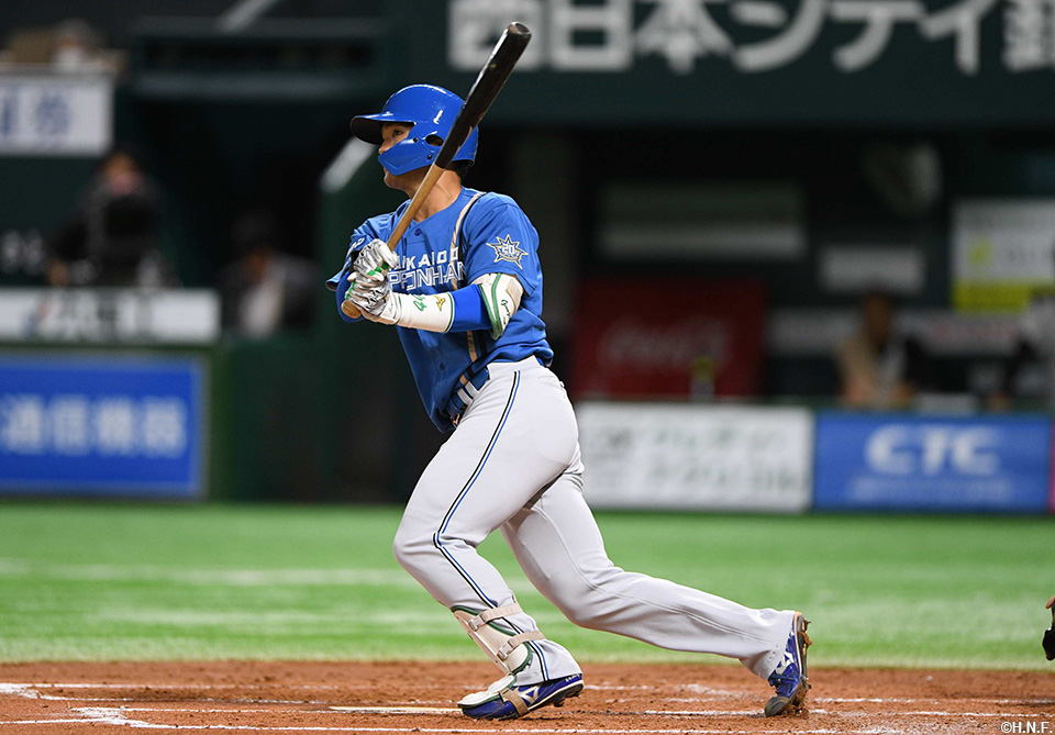 2回表、プロ初本塁打を放つ郡司選手01