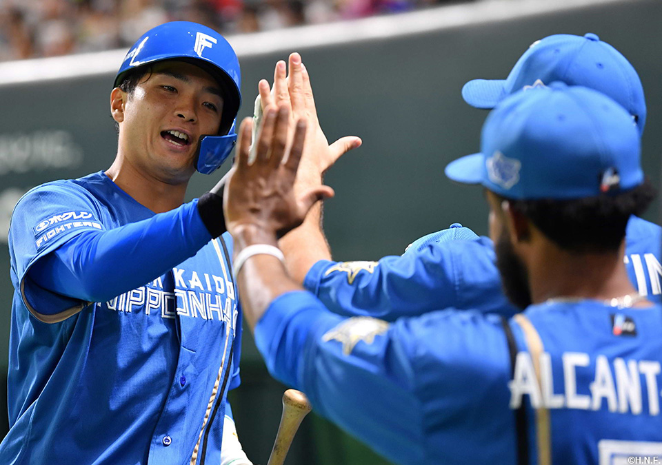 2回表、プロ初本塁打を放つ郡司選手02