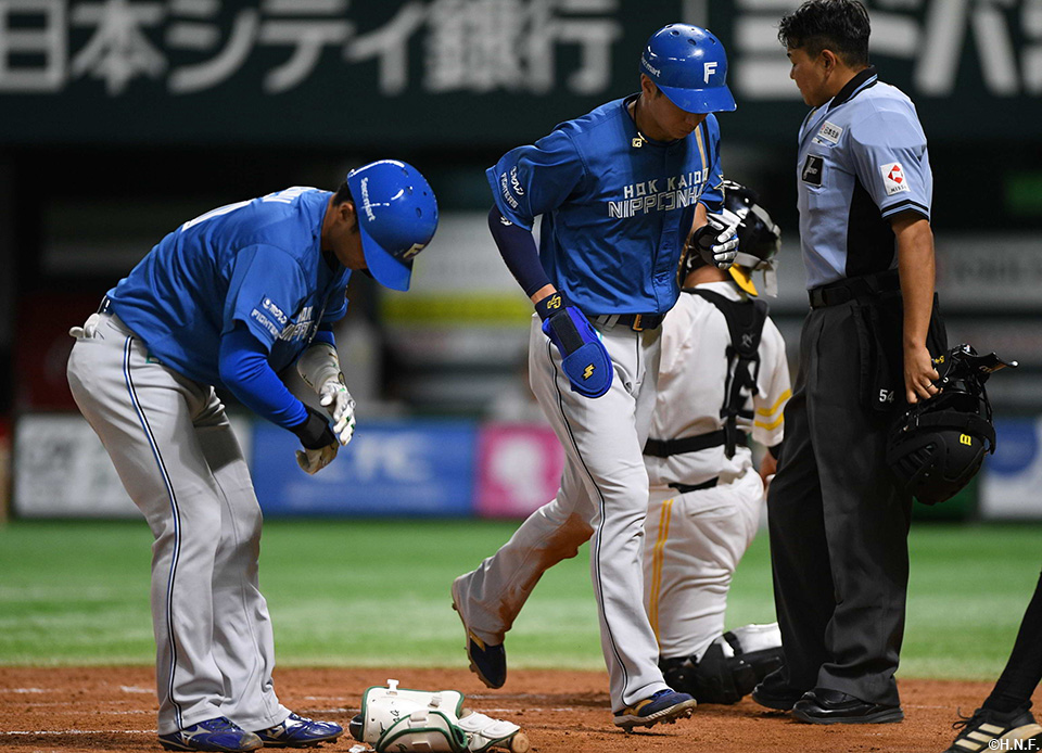 3回表、押し出し四球を選んだ郡司選手と生還した松本剛選手