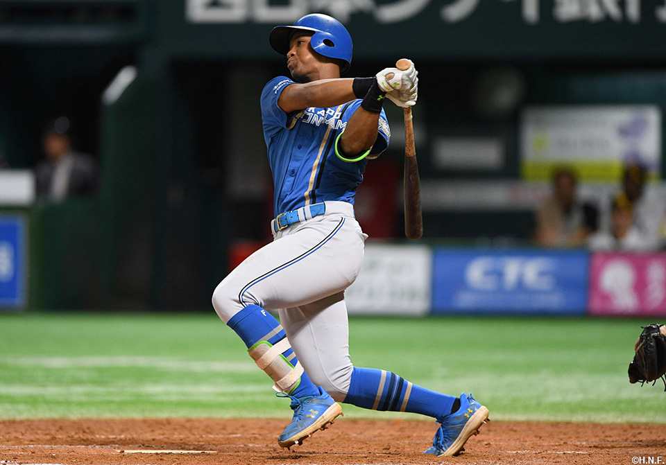 5回表、レフトスタンドへ一発を放つ万波選手