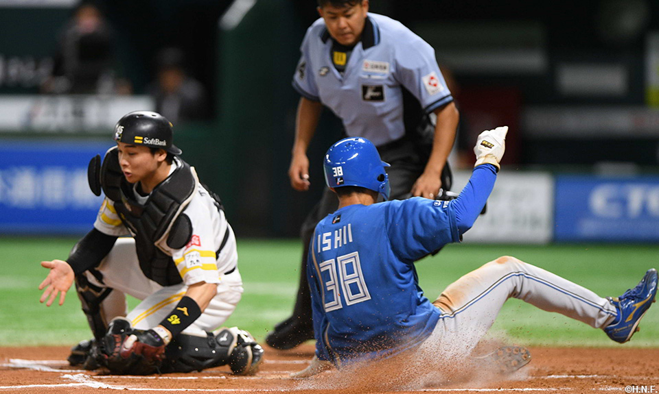 6回表、エラーの間に生還する石井選手