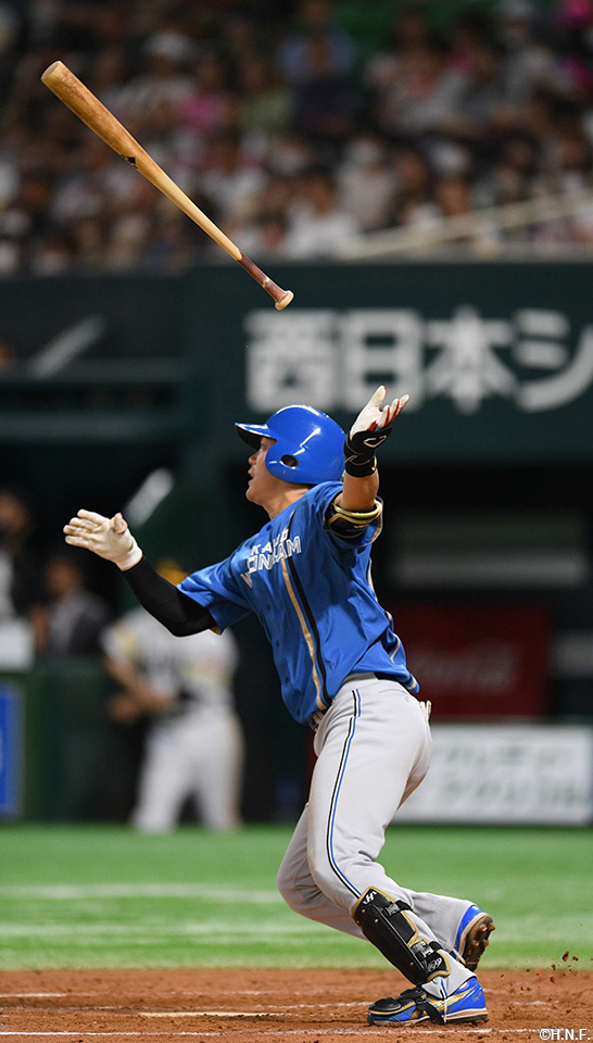 7回表、2点適時二塁打を放つ伏見選手