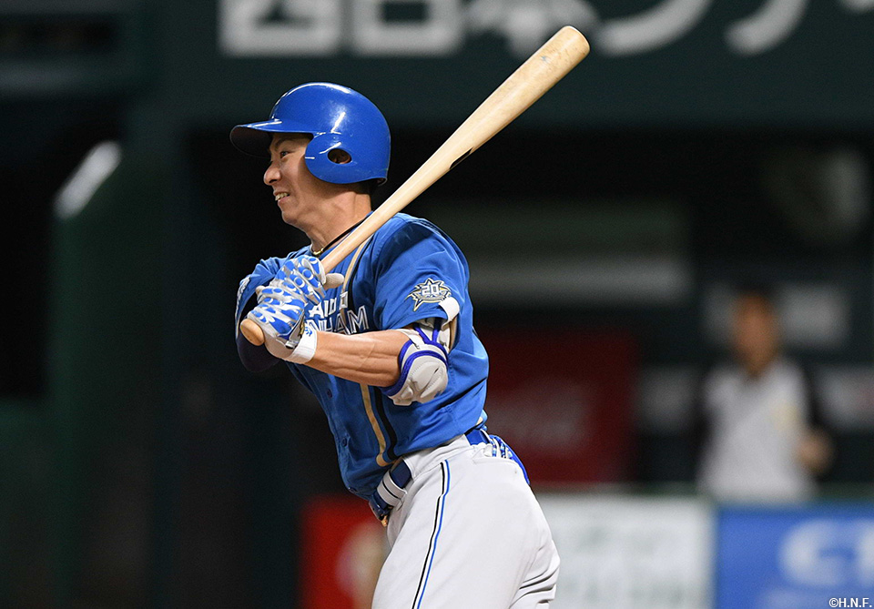 1回表、レフトへヒットを放つ松本剛選手