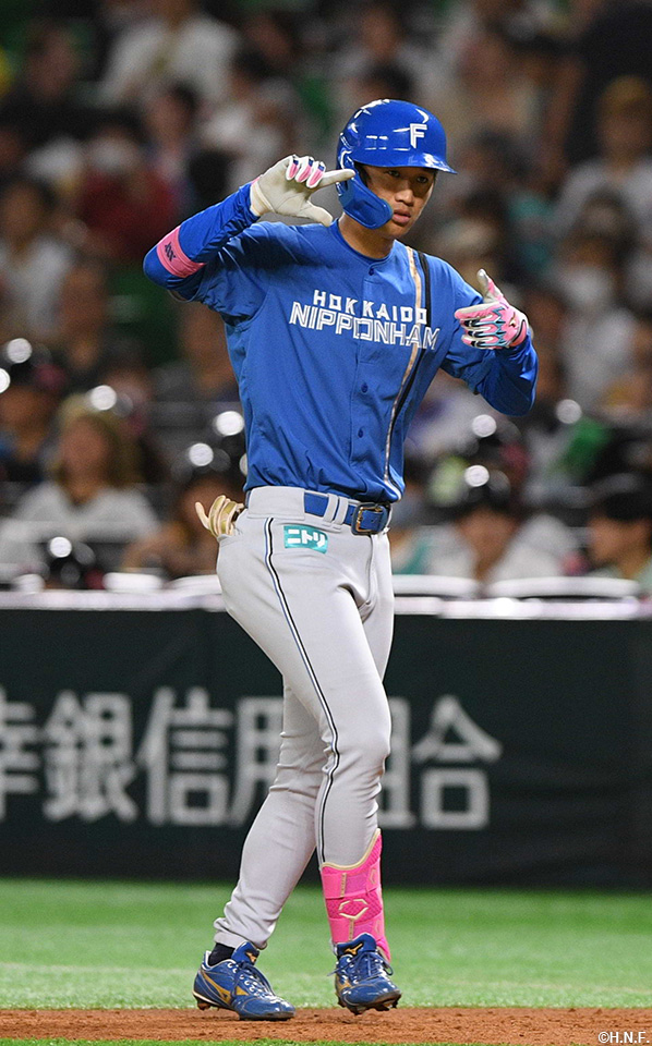 3回表、センターへヒットを放った加藤豪選手