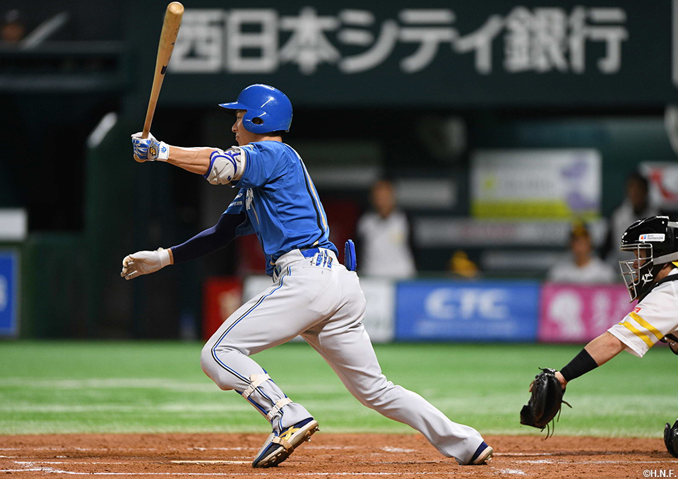 3回表、タイムリーを放つ松本剛選手