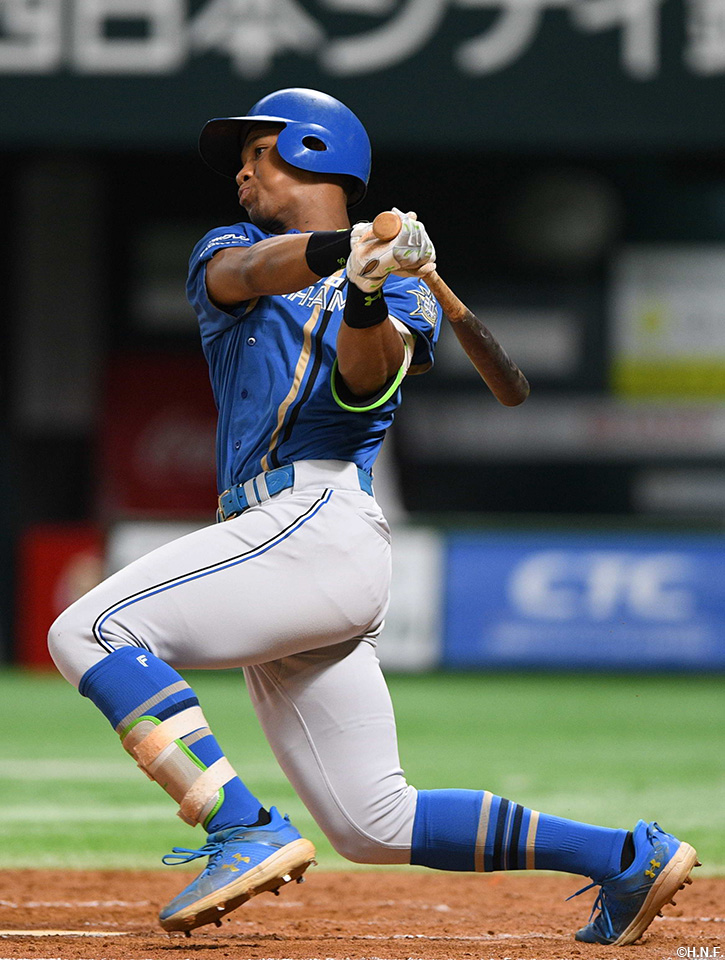 4回表、レフトへヒットを放つ万波選手