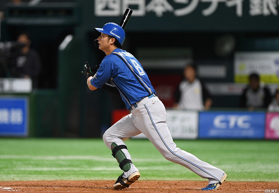 4回表、センターへヒットを放つ淺間選手