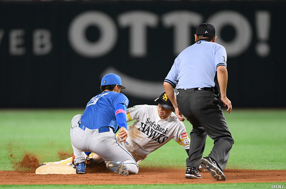 8回裏、走者をタッチする加藤豪選手