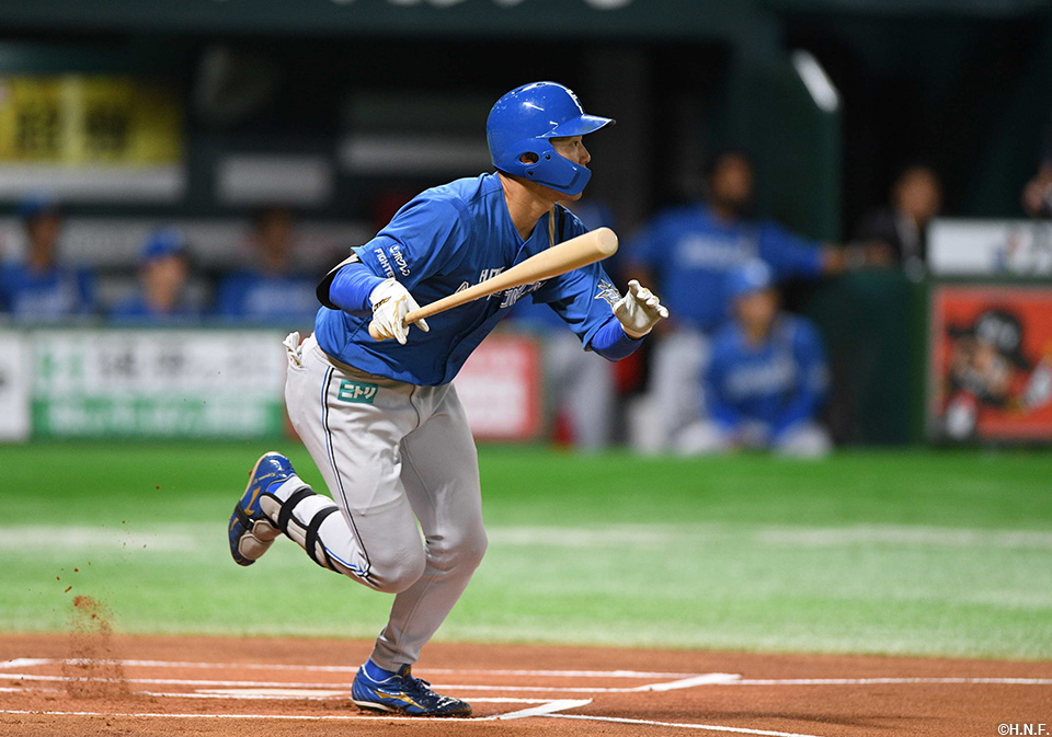 1回表、センターへヒットを放つ石井選手