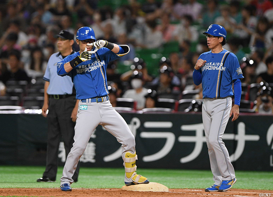 3回表、センターへヒットを放った江越選手