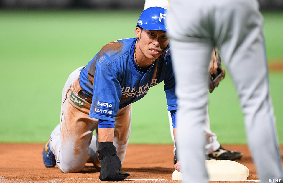 3回表、進塁を試みるもアウトになった江越選手