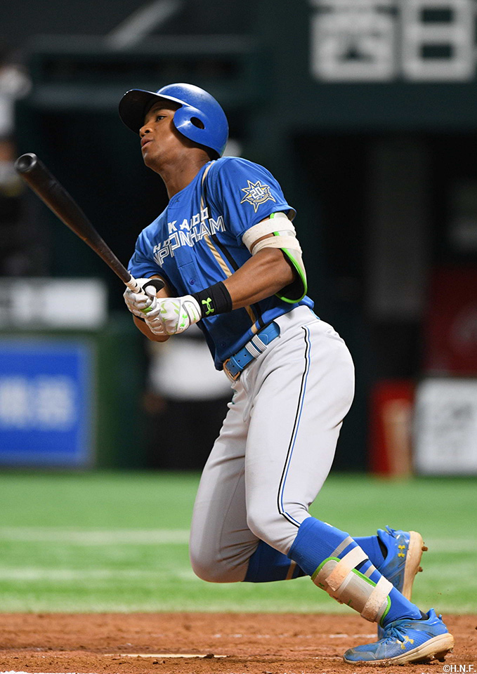 4回表、レフトへ二塁打を放つ万波選手