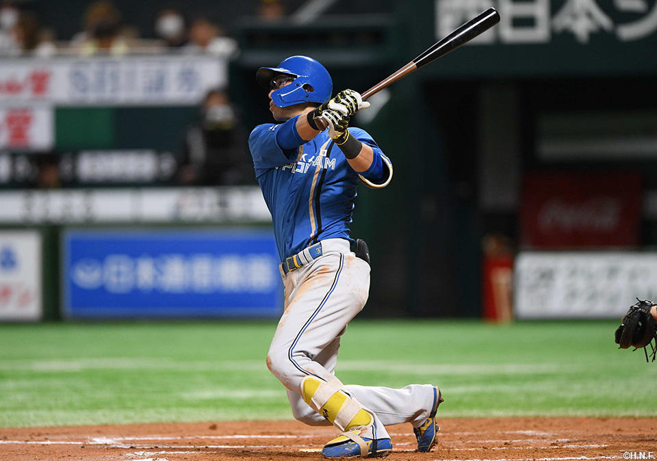 7回表、レフトへ本塁打を放つ江越選手01