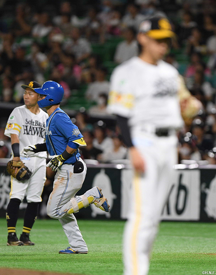 7回表、レフトへ本塁打を放つ江越選手02