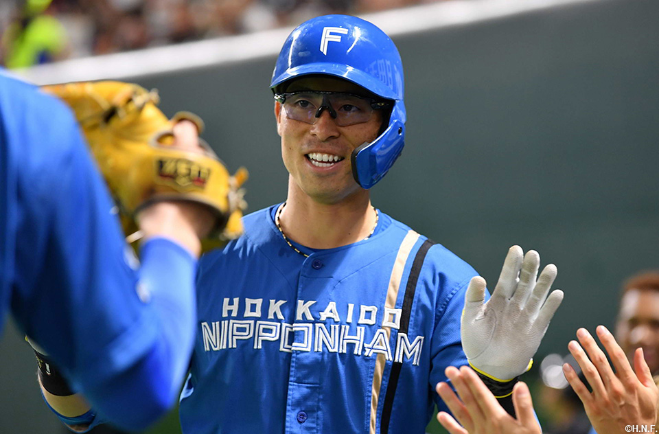 7回表、レフトへ本塁打を放つ江越選手03