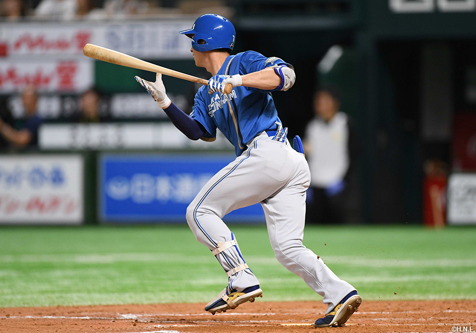 8回表、ライト線へ二塁打を放つ松本剛選手