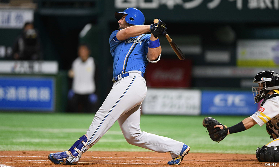 8回表、同点の適時二塁打を放つマルティネス選手01