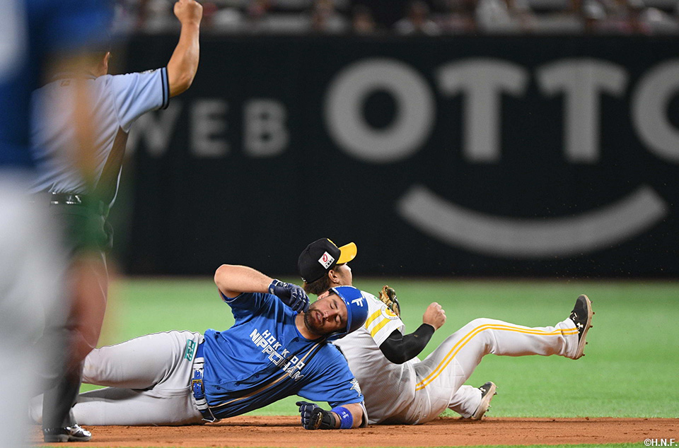 8回表、同点の適時二塁打を放つマルティネス選手02