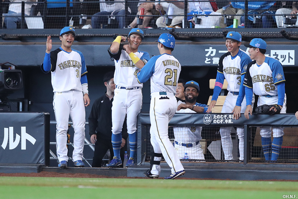 1回裏、センターへ同点の本塁打を放つ清宮選手03