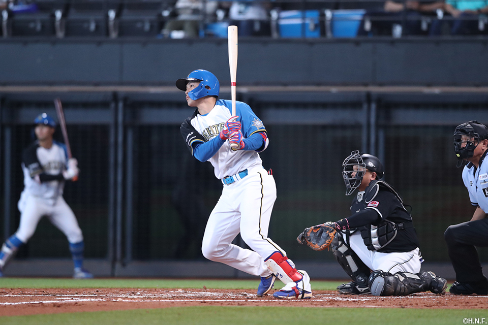 2回裏、レフトへ二塁打を放った野村選手