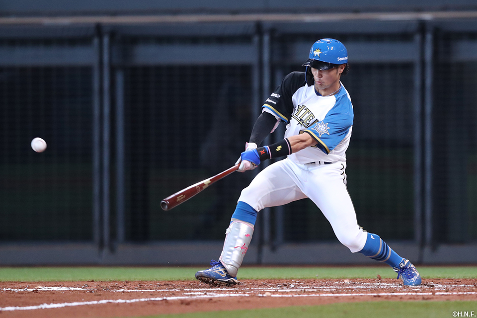 2回裏、ライトへ勝ち越しの適時二塁打を放つ細川選手01