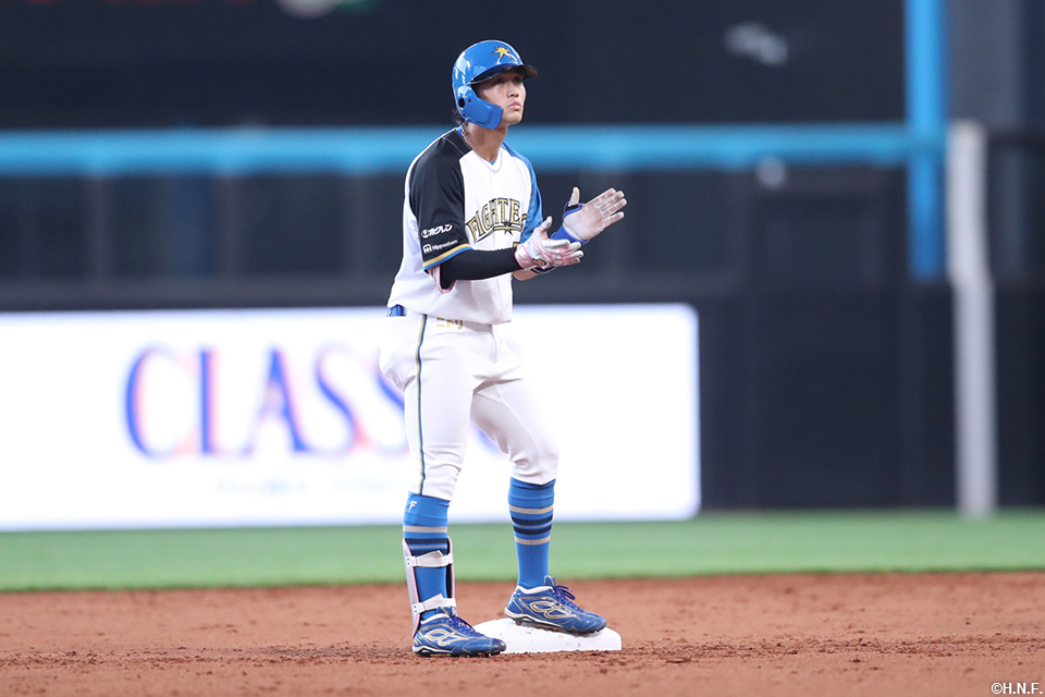 2回裏、ライトへ勝ち越しの適時二塁打を放つ細川選手02