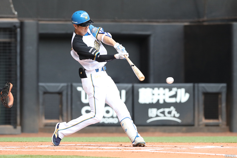 1回裏、レフトへ二塁打を放つ松本剛選手