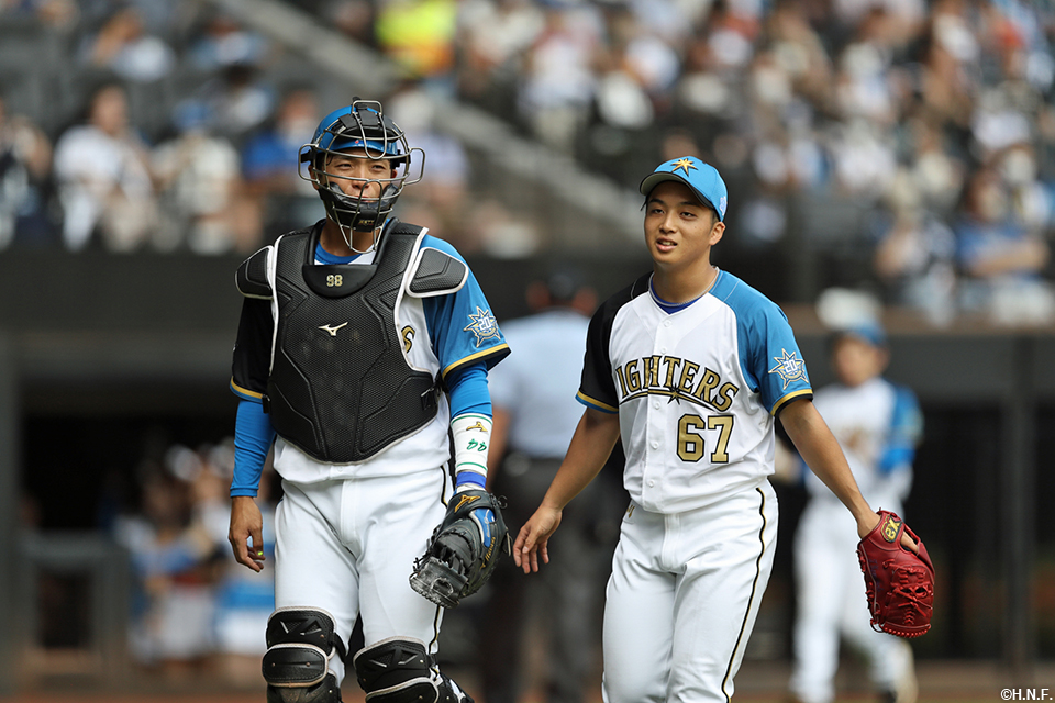 2回表を抑えた先発の山本拓投手と郡司選手