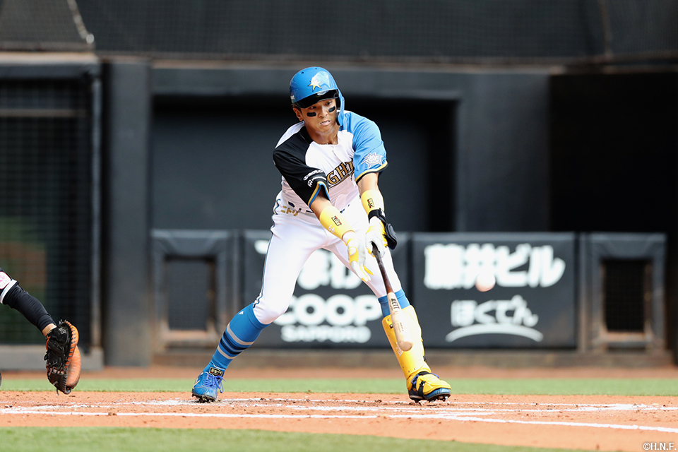 3回裏、レフトへヒットを放つ山田選手