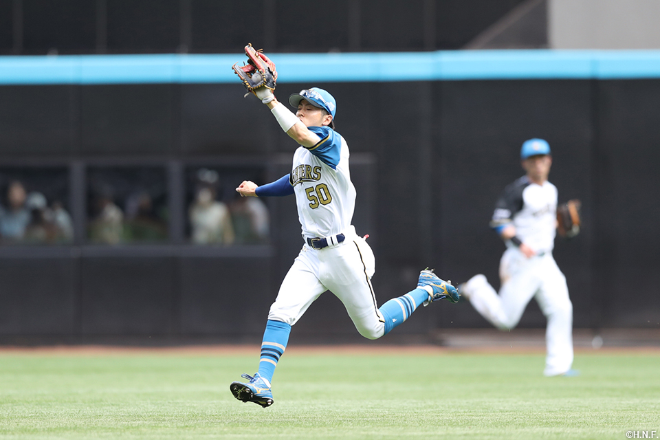 4回表、好守をみせる五十幡選手