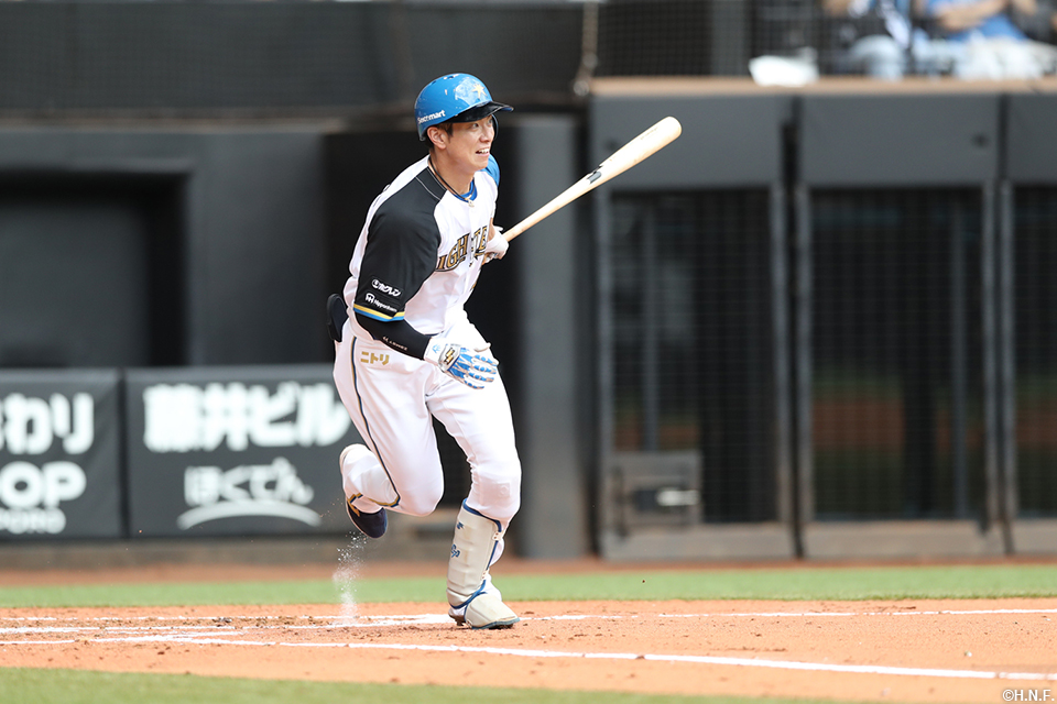 4回裏、センターへヒットを放つ松本剛選手