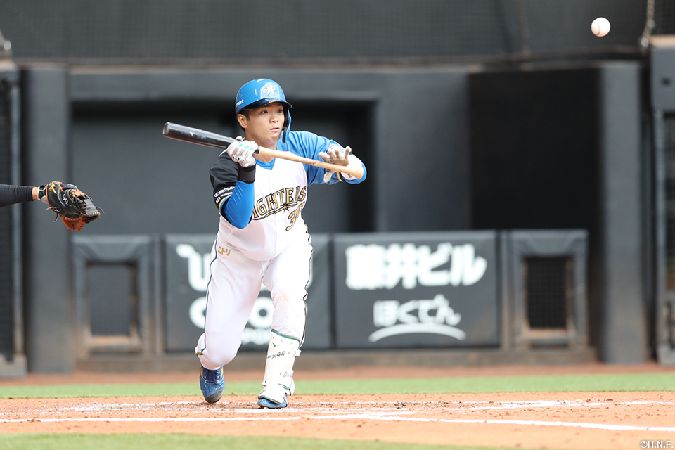 4回裏、犠打を決める郡司選手