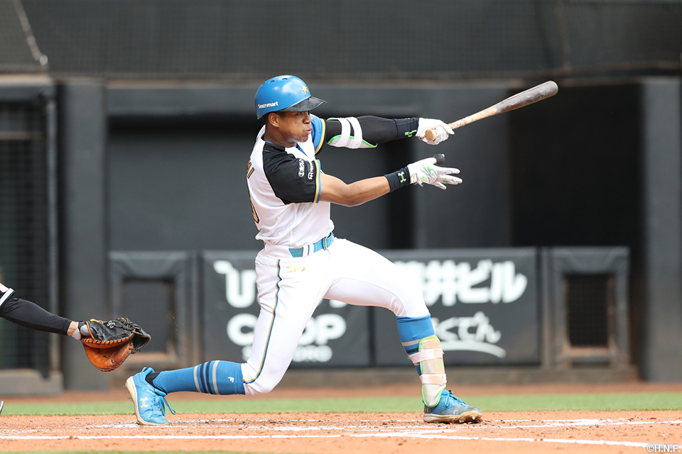 4回裏、レフトへ先制適時二塁打を放つ万波選手