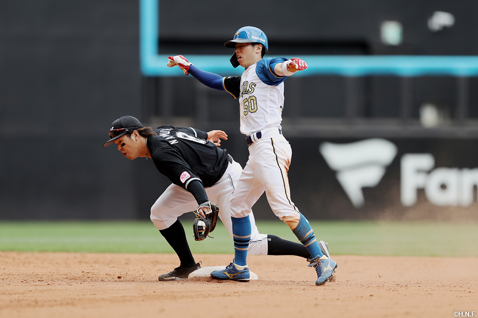 5回裏、盗塁を成功させる五十幡選手