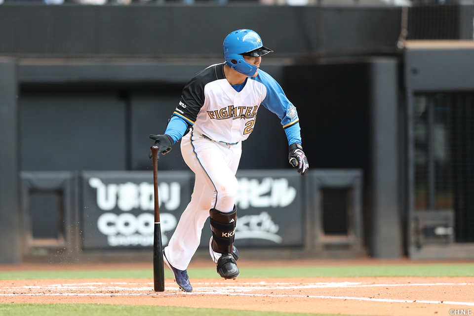 6回裏、センターへヒットを放つ清宮選手
