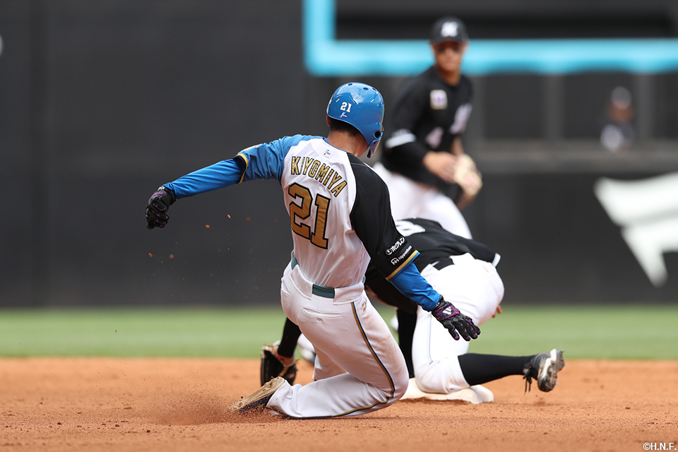 6回裏、盗塁を成功させる清宮選手