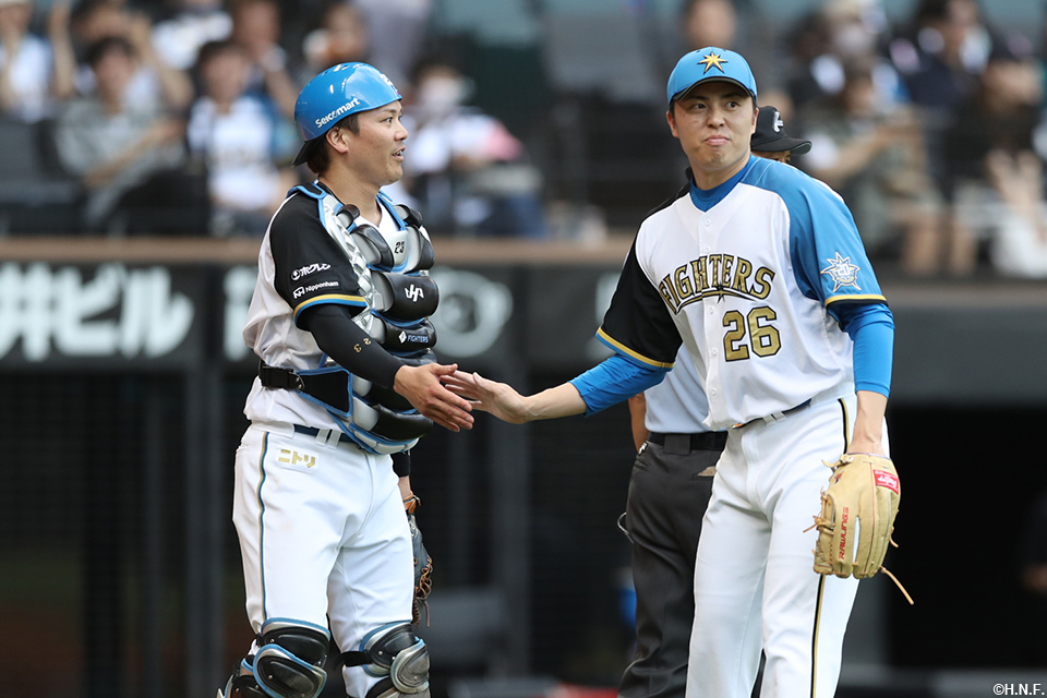 9回、併殺を完成させた伏見選手と田中正投手