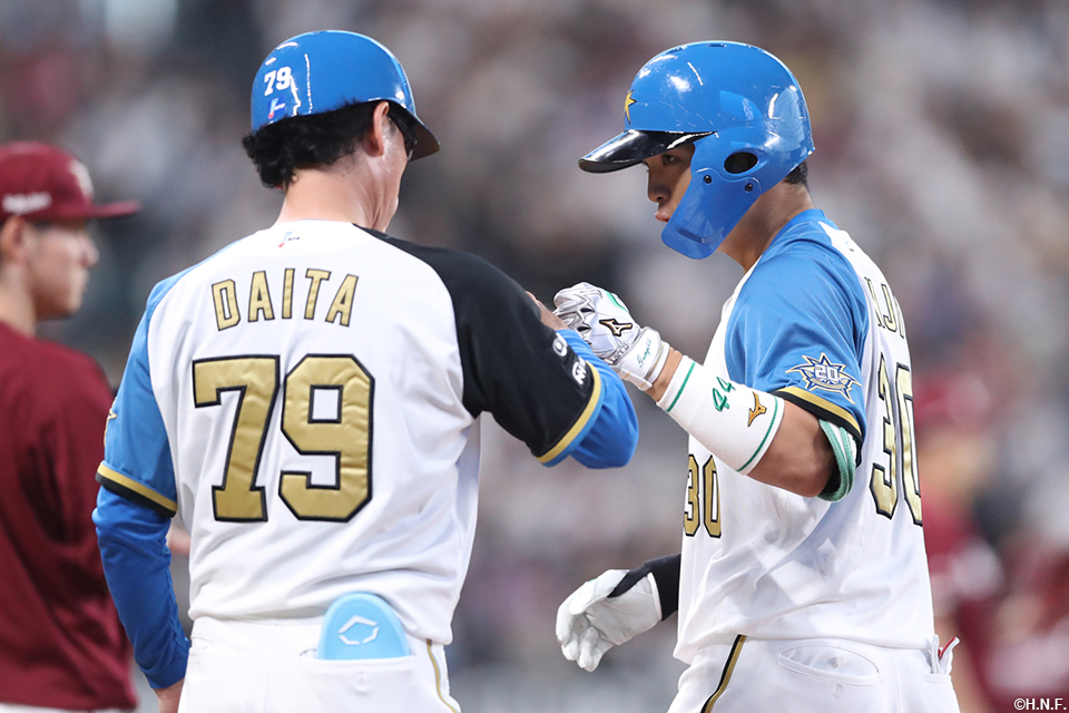 1回裏、センターへヒットを放った郡司選手