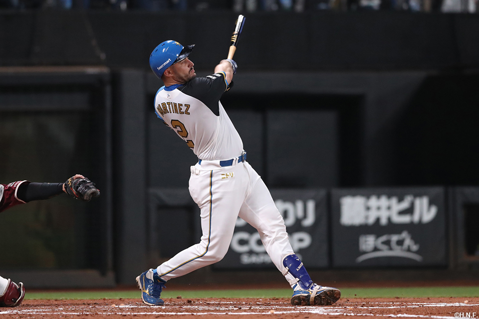 2回裏、レフトへヒットを放つマルティネス選手01