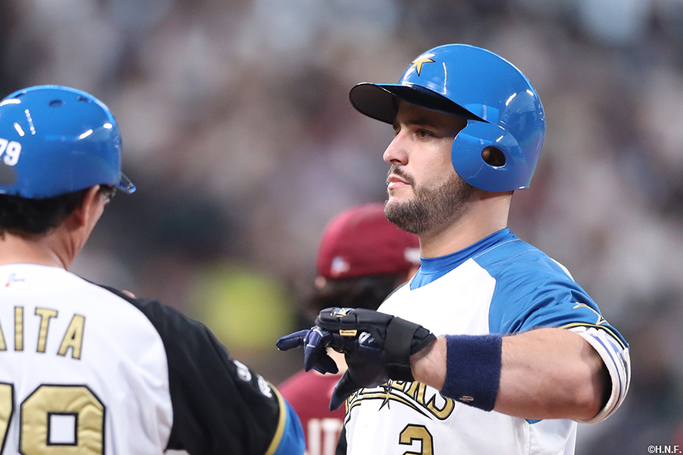 2回裏、レフトへヒットを放つマルティネス選手02