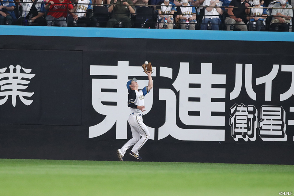 3回表、フェンス際の打球を好捕する松本剛選手