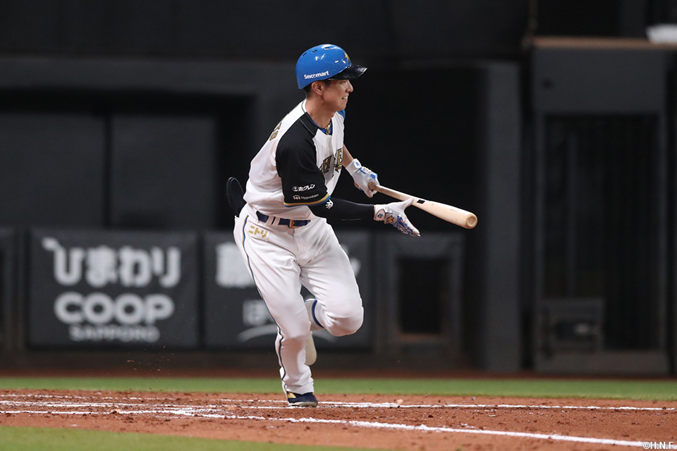 3回裏、先制となる適時打を放つ松本剛選手01