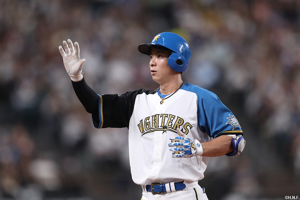 3回裏、先制となる適時打を放つ松本剛選手02