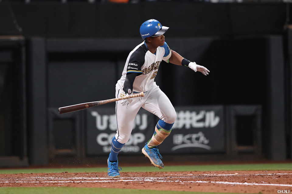 4回裏、センターへヒットを放つ万波選手