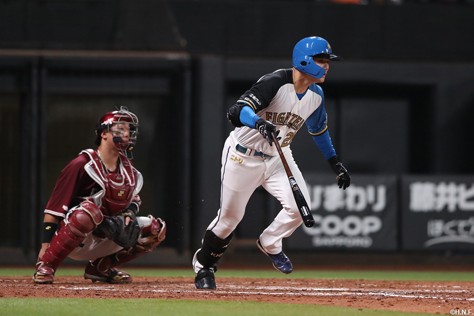 5回裏、ライトへヒットを放つ清宮選手